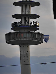 Der alte Fernsehturm in Hannover in "Kollision" mit einem Heißluftballon