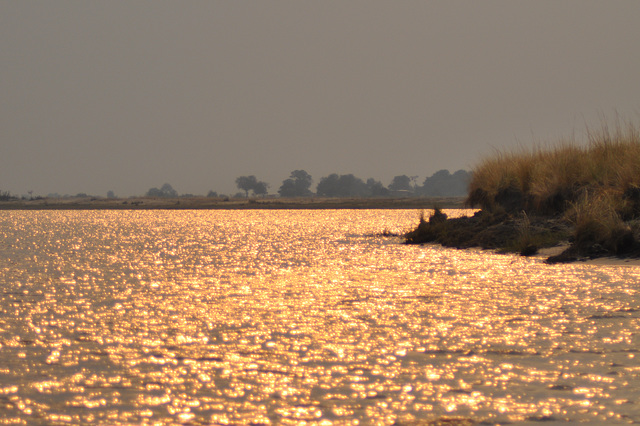 Vesperiĝo en la rivero Ĉobe