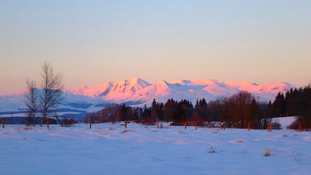 les Monts d'Auvergne au crépuscule