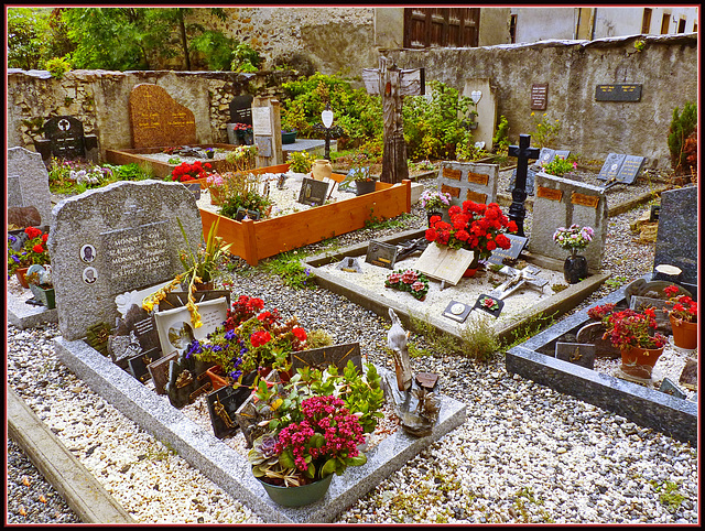 Nevache : il cimitero a lato della chiesa Saint Marcellin