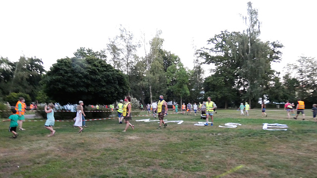 Menschenspirale im Stadtpark