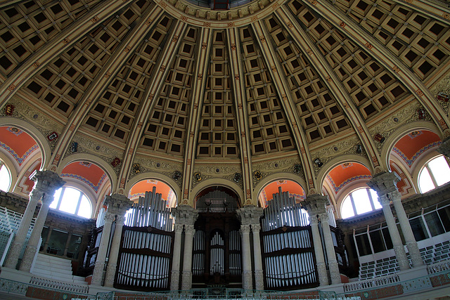 Grandes orgues dans l'auditorium du musée de Barcelone