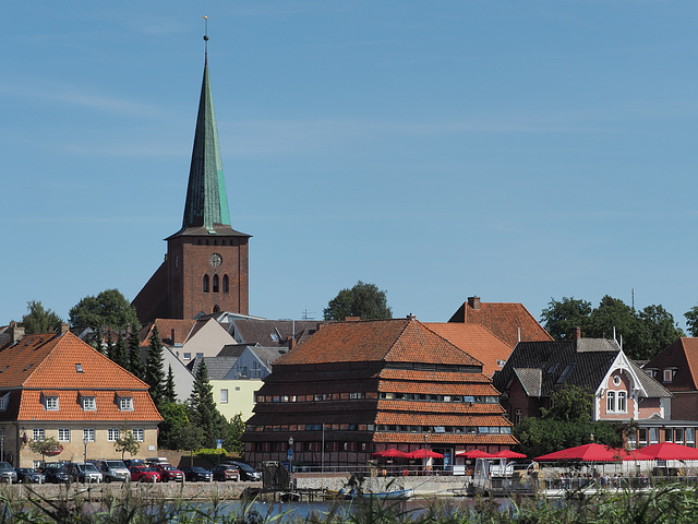 Kirche und Pagodenspeicher