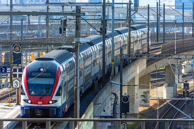 Einfahrt zum Bahnhof Hardbrücke, Zürich - P.i.P. (© Buelipix)