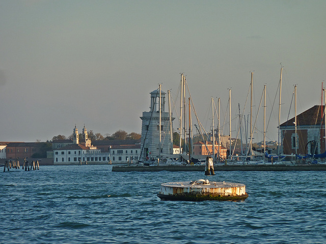 Leuchtfeuer und Hafeneinfahrt auf der Isola di S. Giogio Maggiore