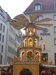 Weihnachtspyramide zwischen Hilton und Frauenkirche