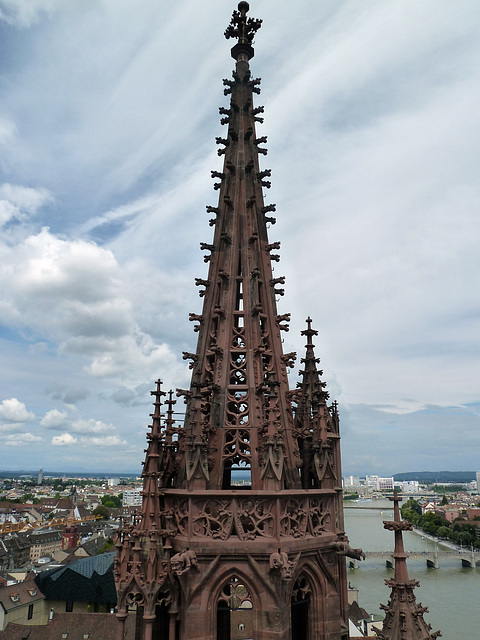 Blick von einem zum anderen Basler Münsterturm