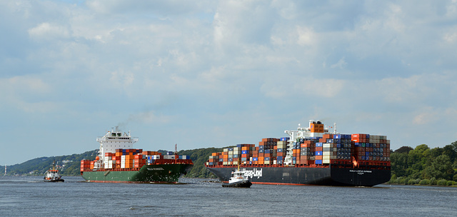 Enge Vorbeifahrt auf der Elbe