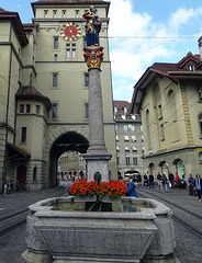 Der Anna-Seiler-Brunner vor dem Berner Zytgloggeturm ( Zeitglockenturm )