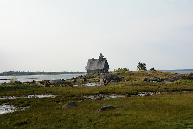 Заброшенная Никольская часовня на безымянном островке в Белом море