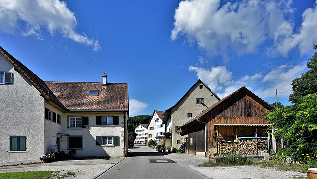 Opfertshofen SH / Ein kleines Dorf in den Hügeln von Schaffhausen