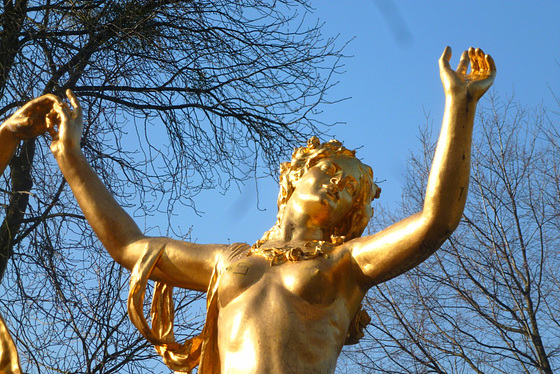 Mozartbrunnen im Blüherpark Dresden - Mozartfonto en la 'Blüherparko' Dresdeno