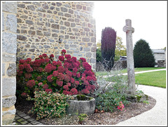 Croix de cimetière à Saint Maden (22) située près de l'église