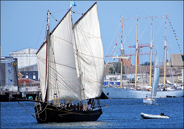 Levons les voiles c'est la fête en Bretagne Let's raise the sails, it's a party here in Brittany