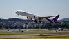 Boeing 777-300 TKY der Thai Airways startet in Zürich-Kloten zum Flug nach Bankok