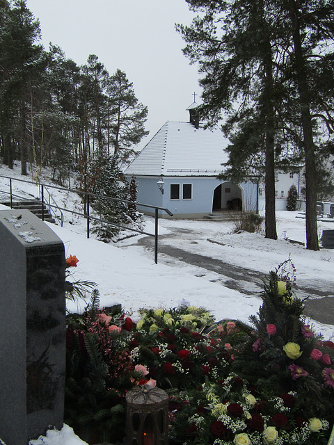 Blick zur Friedhofshalle