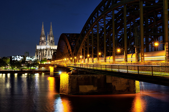 Kölner Dom und Hohenzollernbrücke mit ICE - HWW