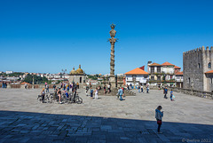 auf dem Terreiro da Sé, dem Platz vor der Kirchee von Porto (© Buelipix)