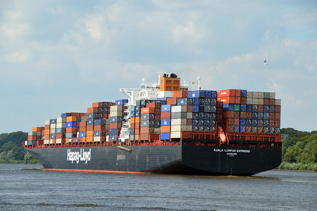 Containerriese KUALA LUMPUR EXPRESS der Reederei Hapag-Lioyd beim Auslaufen bei Teufelsbrück