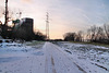 Verschneiter Weg am HKM-Gelände (Duisburg-Hüttenheim) / 20.01.2024