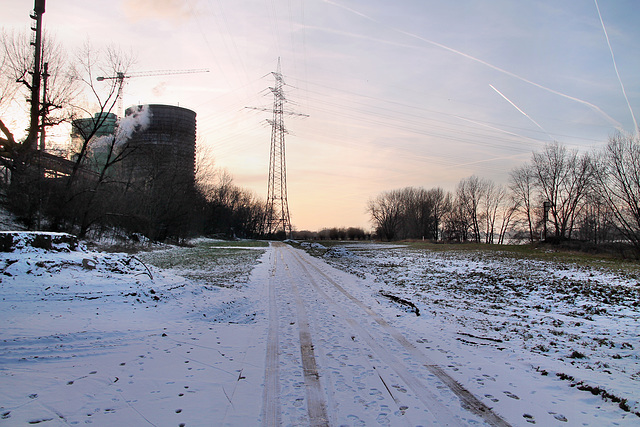 Verschneiter Weg am HKM-Gelände (Duisburg-Hüttenheim) / 20.01.2024