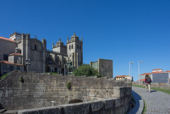 'rauf zur 'Sé do Porto' - 'Kathedrale von Porto' (© Buelipix)