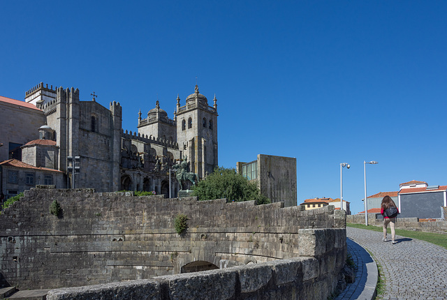 'rauf zur 'Sé do Porto' - 'Kathedrale von Porto' (© Buelipix)