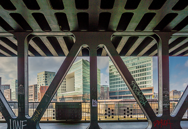 Unter der Oberhafenbrücke Unter der Oberhafenbrücke