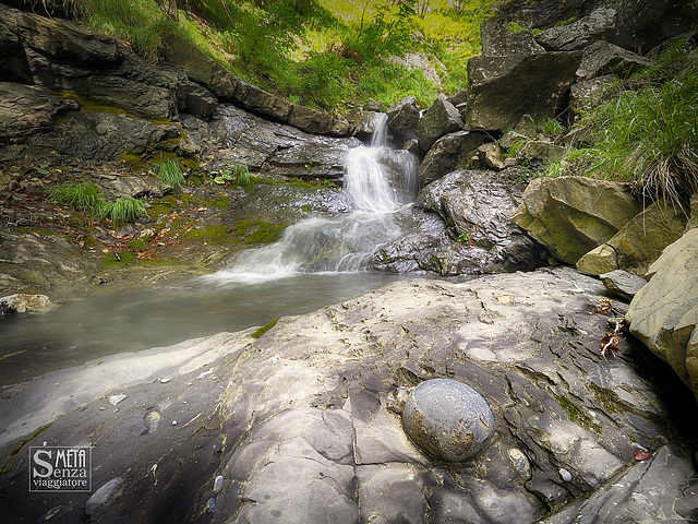 Sfera di roccia presso le Cascate di Lavacchiello (Appenno Reggiano)