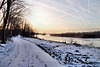 Verschneiter Weg am Rheinufer (Duisburg-Hüttenheim) / 20.01.2024