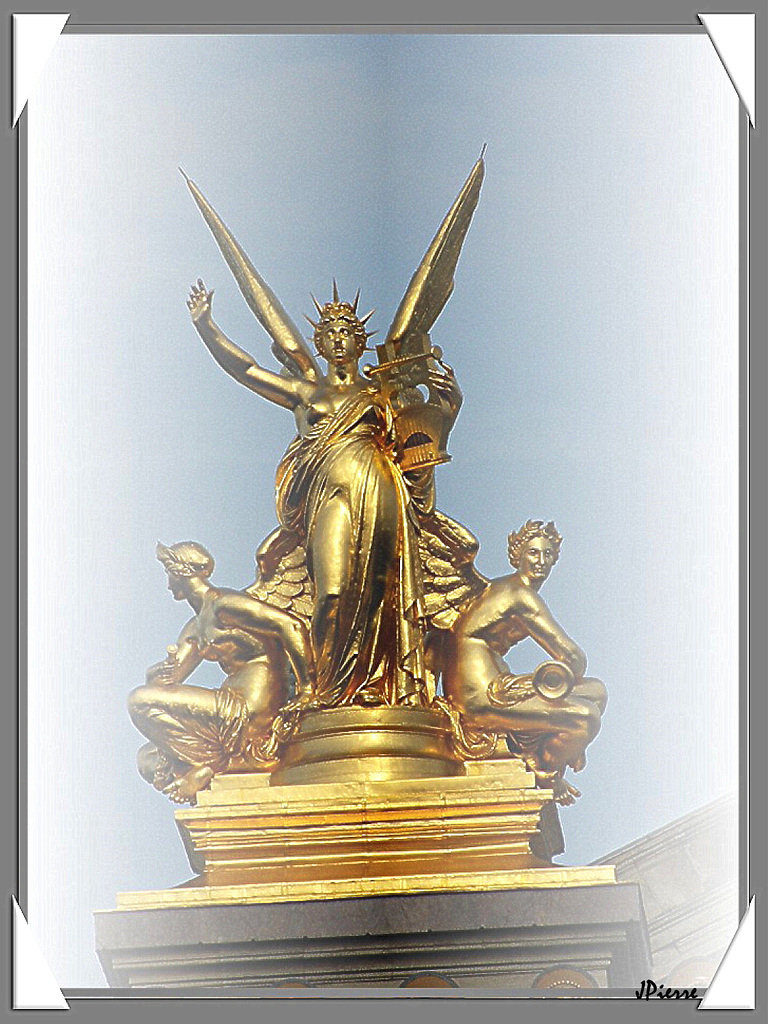 Au sommet de l'opéra Garnier à Paris