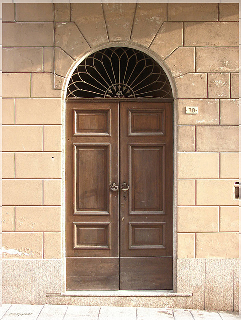 Historical door in Cannobio ➀