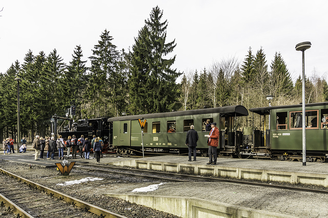 Traditionszug der HSB beim Wasser fassen.