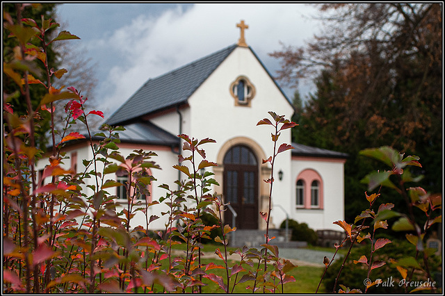 Friedhofskapelle im Herbstlicht