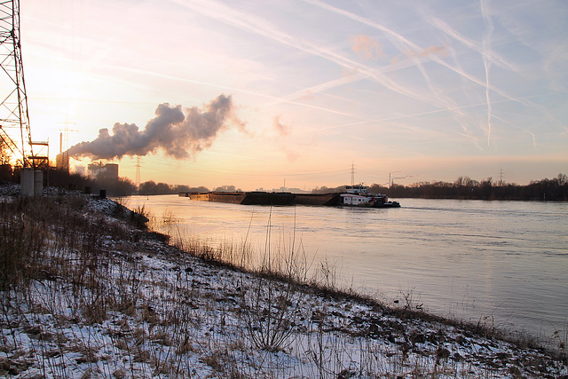 Der Rhein bei den Hüttenwerken Krupp Mannesmann (Duisburg-Hüttenheim) / 20.01.2024