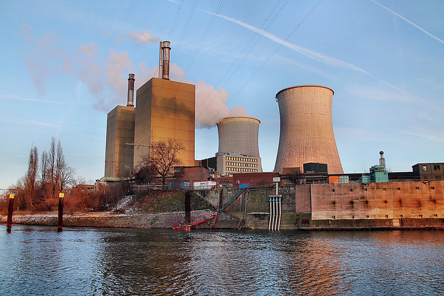 Kraftwerk Huckingen, vom Rheinufer aus (Duisburg-Hüttenheim) / 20.01.2024