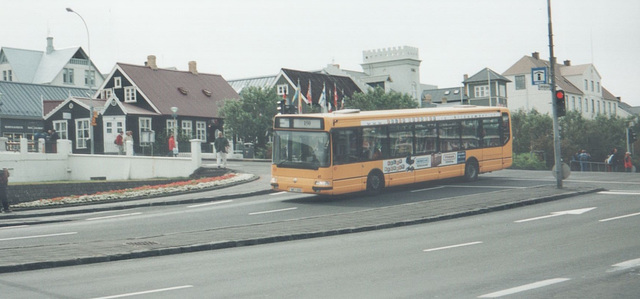 Strætó (contractor) 41 on Lækjargata, Reykjavík - 28 July 2002 (497-07A)