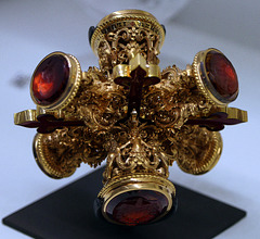 Croix ornée de six cachets - Or ciselé , émail , topazes gravées . Musée des Arts Décoratifs .