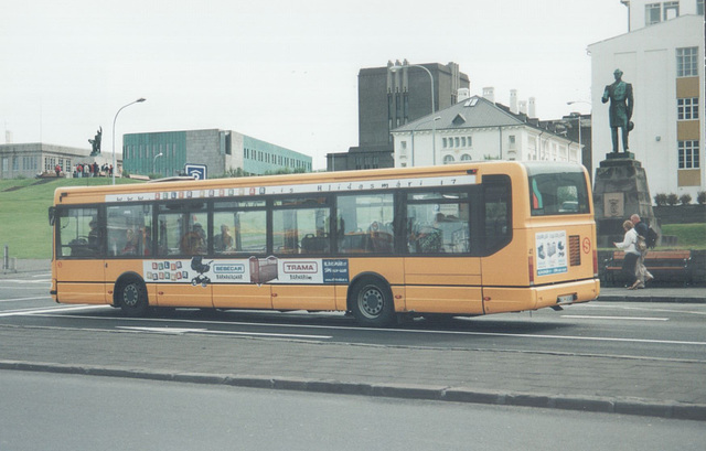 Strætó (contractor) 41 on Lækjargata, Reykjavík - 29 July 2002 (499-11)