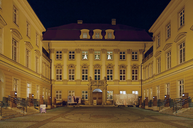 Musée historique de la ville (ancien palais royal)