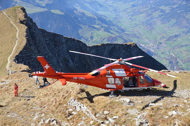 Der Helikopter HB-ZRQ der Rettungsflugwache wartet auf das Abholen des Patienten