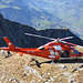 Der Helikopter HB-ZRQ der Rettungsflugwache wartet auf das Abholen des Patienten