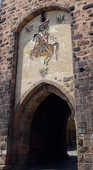 Das Wappen von Mutzig am Stadttor