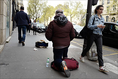 Paris, begging