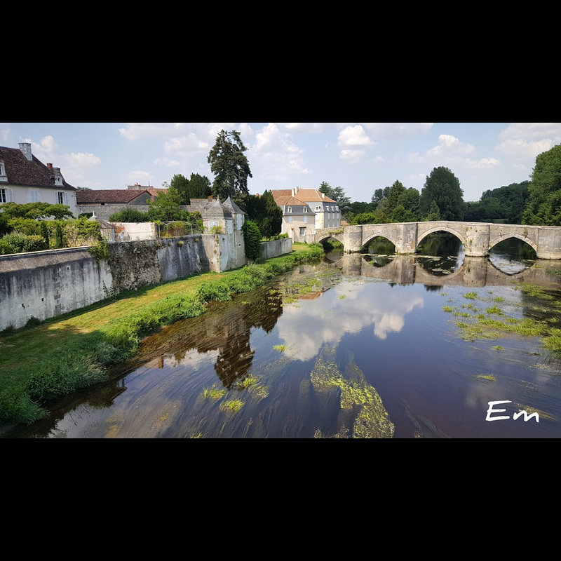 Le vieux pont à Saint Savin