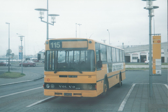 Strætó 25 at Lækjartorg, Reykjavík - 30 July 2002 (499-34)