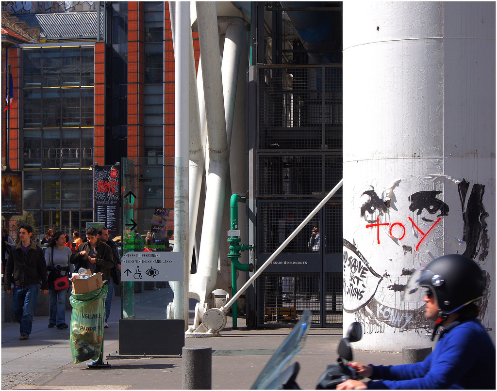 ... regard ...(Paris Beaubourg)