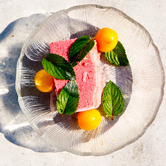 Erdbeer-Eis, selbst gemacht, mit Pfefferminze aus dem Garten