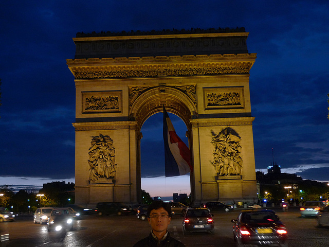Tourists | Place Charles de Gaulle, Paris |  [Frankreich]