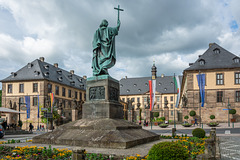 Bonifatiusdenkmal vorm Stadtschloß Fulda